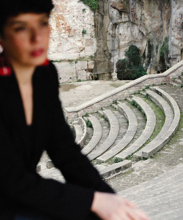 <p>Architetta e Direttrice di <em>Atlas of the Future</em>, al <strong>Teatro Grec in Poble Sec</strong>, in una vecchia cava della montagna di Montju&iuml;c.</p>
